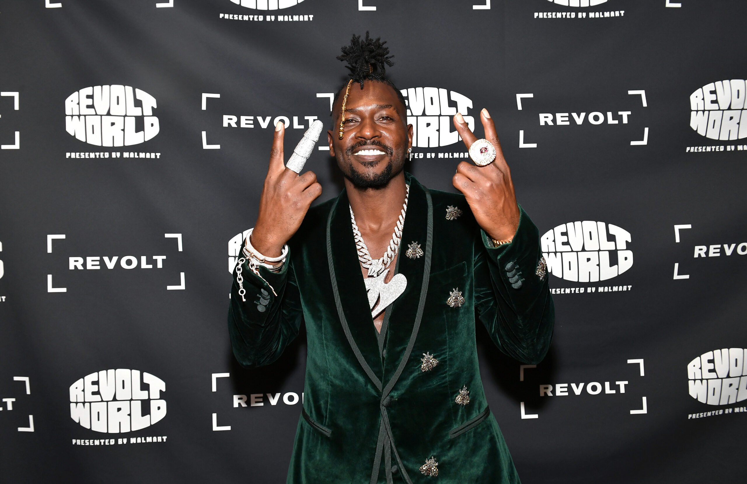 Antonio Brown says he blows up 0 million in wealth (video) Antonio Brown says he blows up 0 million in wealth (video)