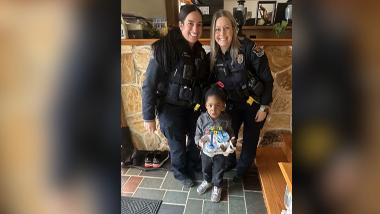 The 4-year-old ice cream was surprised after the officer called 911's mother for dinner (video) The 4-year-old ice cream was surprised after the officer called 911's mother for dinner (video)