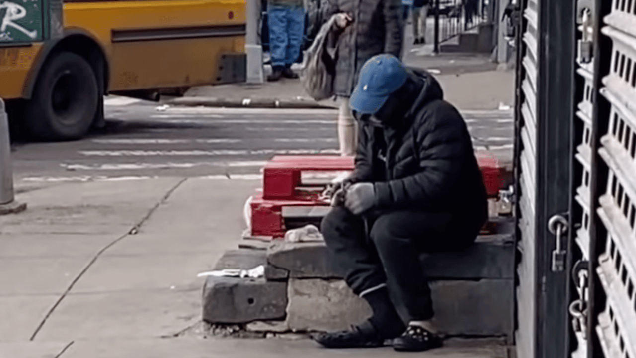 Shocking video shows a New York City man eating dead rats on the street, onlookers gasping in fear (video) Shocking video shows a New York City man eating dead rats on the street, onlookers gasping in fear (video)